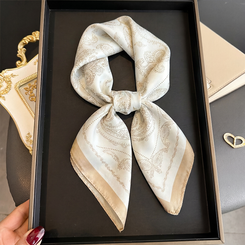 Ascot Neck Scarf - Foulard Quadrato Vintage Beige con Stampa