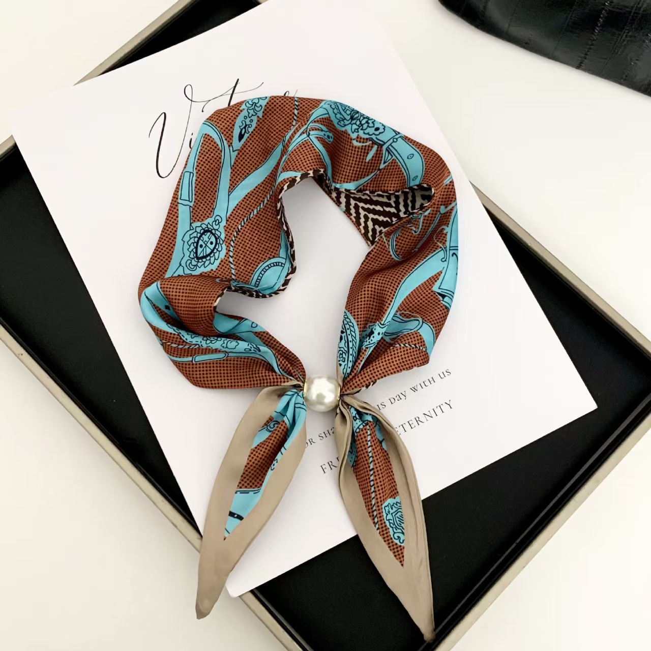 Sciarpa Magnetica Elegante Sti - Ascot Neck Scarf recensione e prezzo